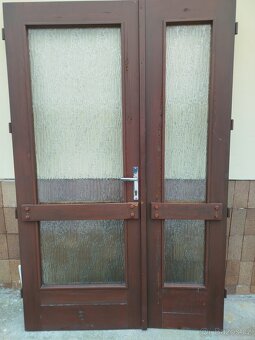 Dvoukřídlé dřevěné dveře s rámem – masiv, prosklené - 2