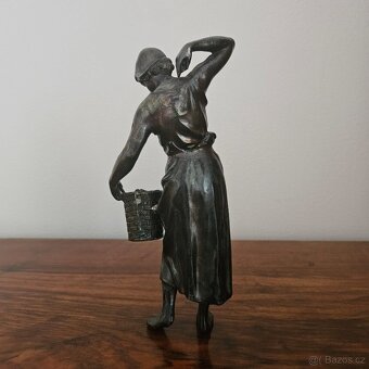 STAROŽITNÁ SOCHA - SBĚRAČKA VÍNA - CÍN - 2