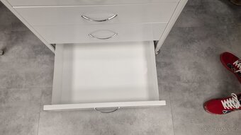 Kovový lékařský stolík - 2