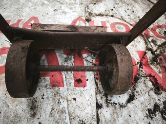 Starý kovový rudl - 2