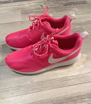tenisky značky Nike - 2