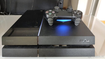 PS4 500GB, bezdrátový ovladač, kabely - 2