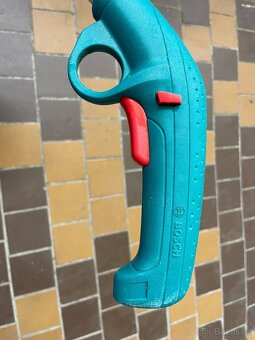 BOSCH Teleskopická násada s kolečky pro nůžky na trávu - 2