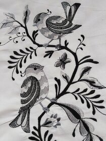 2x VYŠÍVANÉ POVLAKY NA POLŠTÁŘKY - PTÁČKOVÉ - POLŠTÁŘ - 2