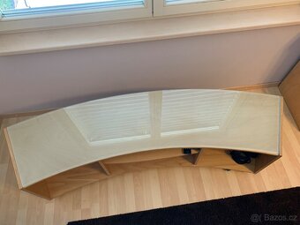 Moderní TV stolek z bukového dřeva a skla na kolečkách - 2