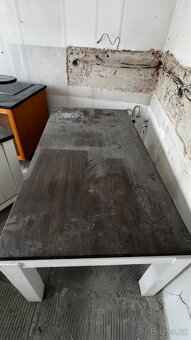 Jídelní stůl z kvalitního dřeva - 2