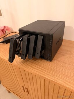 Synology DS918+ NAS server + 3 disky (7TB) - plne funkcni - 2
