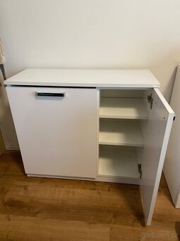 Lesklá bílá skříňka - 2