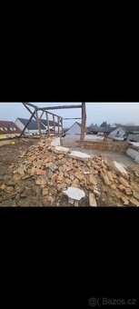 Stavební material z domu - pálené cihly, špaletová okna - 2