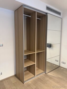 zrcadlová šatní skříň - 2