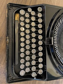 Psací stroj ze 30.let Italské značky OLIVETTI. - 2