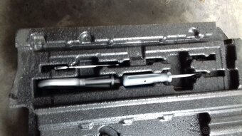 BMW X3 E83 2.0d Xdrive rok 2008 originální nářadí tažné oko - 2