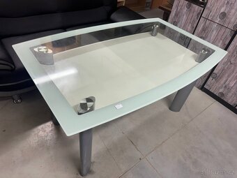 Skleněný jídelní stůl v moderním stylu. - 2