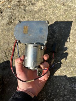 Motorek stěračů - 2