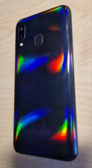 Samsung Galaxy A40 - velmi dobrý stav - 2