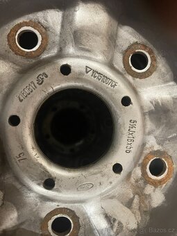 Pneu + plechové disky z vozu Ford Tranzit - 2