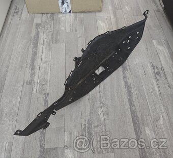 PRAVÝ nášlap Honda PCX 18-20 - 2