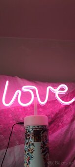 Růžové neónové světlo - 2