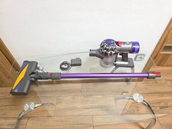 Dyson V8 Absolute + nabíječka - 2