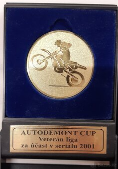 Medaile motocross 2 v krabičkách 1 volně, celkem 3 kusy cena - 2