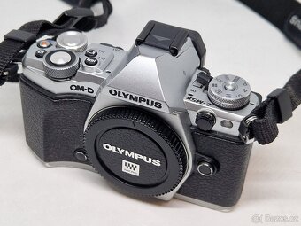OLYMPUS OM-D M5 M kII - TOP stav, 64GB, 2x baterie - 2