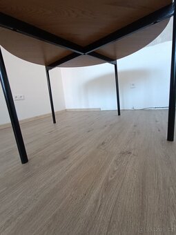 Krásný kulatý stůl, průměr 120 cm - 2