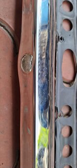 Mercedes w107 zadní lišta - 2