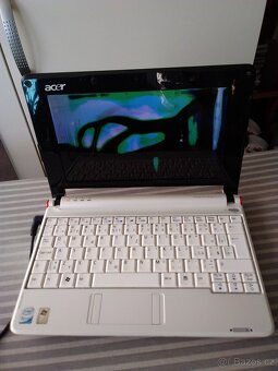 Acer Aspire One ZG5 bílý s prasklým displejem. - 2