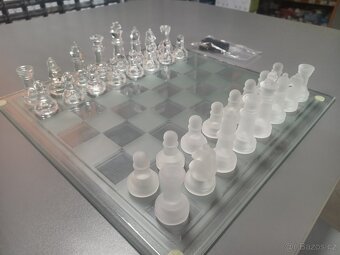 Prodám kompletní velký šachový set čiré vs. broušené - 2