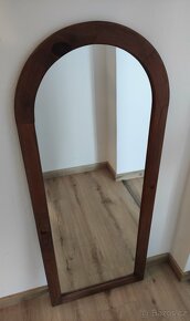 Nástěnné obloukové zrcadlo v dřevěném rámu - 2