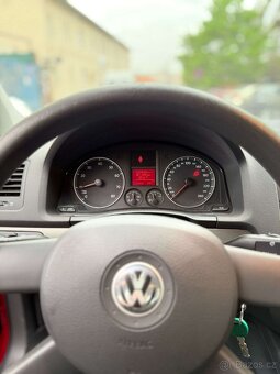 Volkswagen Golf 5 1.6 manuál - 2
