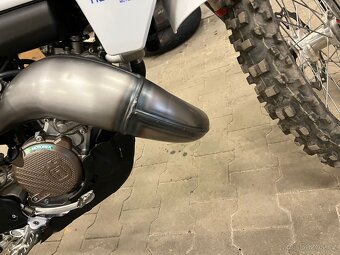 Husqvarna tc 125 factory racing koleno - 2