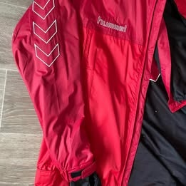Sportovní červená větrovka s kapucí HUMMEL, vel L ( spíše XL - 2