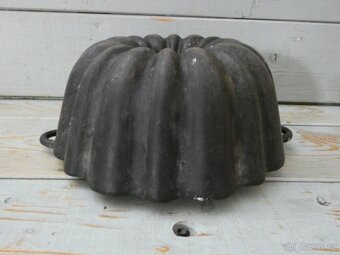 Stará litinová forma na bábovku - 2