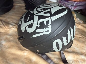 Snowboadingová přilba - 2