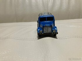 Plechové autíčko - cisterna - 2