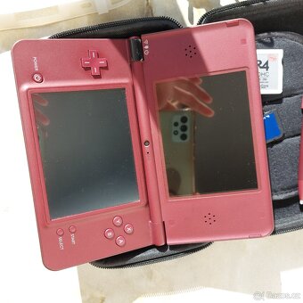 Nintendo DSi XL + R4 SDHC karta + bohaté příslušenství - 2