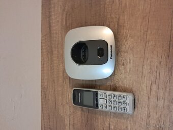 stolní a přenosný telefon Panasonic - 2