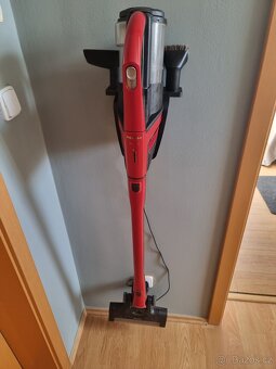 Prodám aku vysavač Miele Triflex HX1 - červený - 2