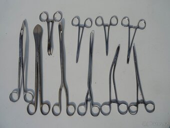 Staré chirurgické nástroje . - 2