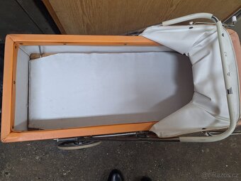 Starožitný kočárek na panenky - 2