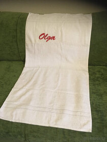 Nový vyšívaný bílý froté ručník s nápisem OLGA 90x50cm (3fot - 2