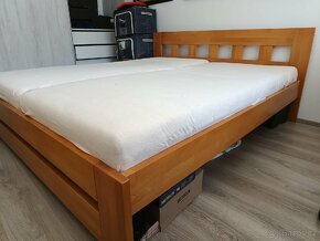 Manželská postel 200x180 masiv, včetně roštu - 2