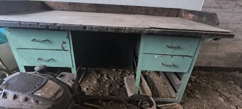 Pracovní stůl. - 2