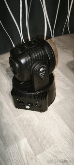 LED hlava typu WASH osazená 7x 10 W RGBW 4-in-1 LED diodami. - 2