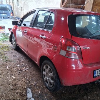 Toyota Yaris 2010 1.0 51kw benzín - 2