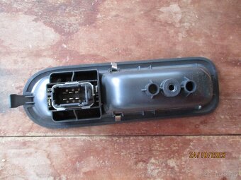 Spínač el. okna v pravo Renault Clio III 2010 - 2