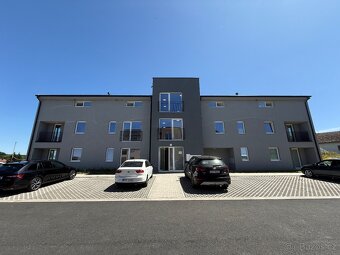🏡 Pronájem bytu 1+kk s komorou a parkovacím stáním - 2