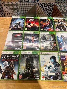 Xbox 360 Slim 250GB + Kinect + 27 her + herní ovladače - 2