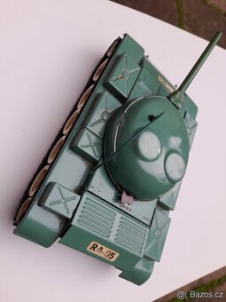 Retro plechový tank na baterky - 2